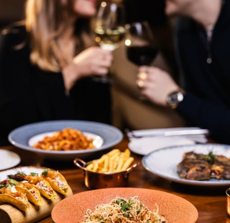 The Crazy Orchestra of Ian Vargas and Mike Rodriguez sul palco